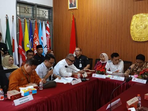 Anggota Bawaslu Kota Banjar, Solehan saat memberikan masukan dan tanggapan pada Pleno Terbuka Rekapitulasi PDPB TW II Tahun 2026 (1/07/2026)