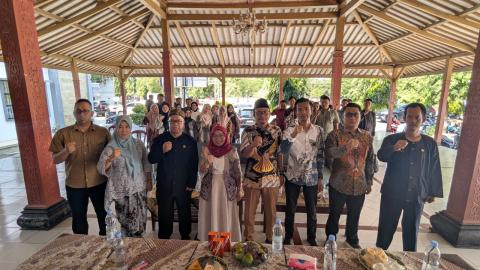 Koordinator Divisi Pencegahan dan Partisipasi Masyarakat, Hj. Nuryamah, S.E.I., M.H. di dampingi oleh Ketua dan Anggota Bawaslu Kota Banjar saat sesi foto bersama dengan peserta P2P Bawaslu Kota Banjar (16/07/2026)