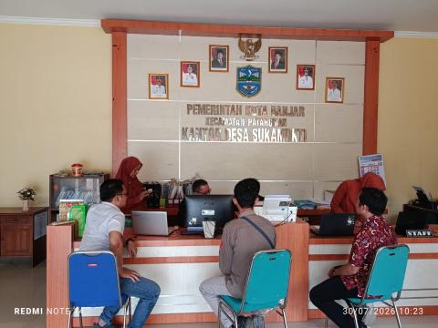 Anggota Bawaslu Kota Banjar Solehan di dampingi staf teknis saat uji petik PDPB di deesa Sukamukti (30/07/2026)