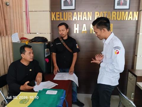 Anggota Bawaslu Kota Banjar, Wahidan di dampingi staf saat melaksanakan sanding data pemilih berkelanjutan melalui metode uji petik di kelurahan Pataruman (30/07/2026)