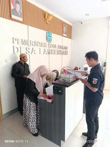 Staf Bawaslu Kota Banjar saat melaksanakan uji petik data pemilih berkelanjutan di Desa Langensari (27/09/20260