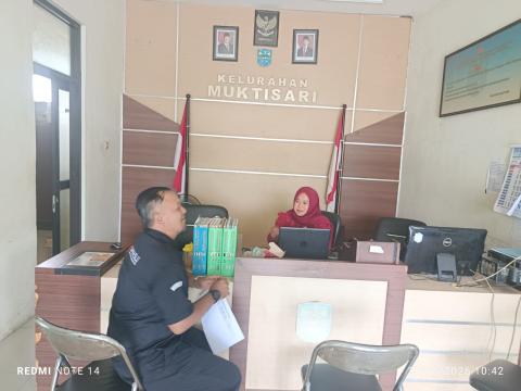 Staf Bawaslu Kota Banjar saat melaksanakan uji petik data pemilih berkelanjutan di Kelurahan Muktisari (27/08/2026)
