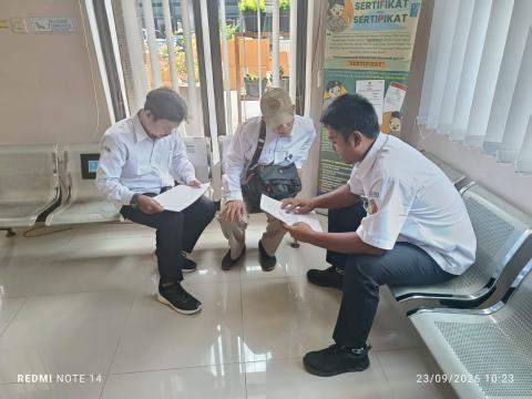 Staf Bawaslu Kota Banjar, Yosef Nursyamsi dan Moch Ade saat melaksanakan uji petik terhadap data pemilih di Desa Mekarharja Kecamatan Purwaharja(23/09/2026)