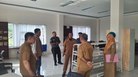 Anggota Bawaslu Kota Banjar, wahidan saat berdialog dengan Sekretaris Dinas Kearsipan dan Perpustakaan, Ma'mun Arifin perihal inisiasi pembentukan pojok pengawasan (28/09/2026) 