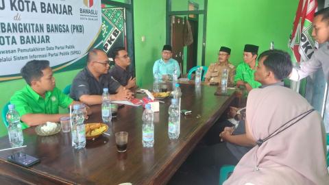 Anggota Bawaslu Kota Banjar, Solehan dan Wahidan beserta Staf saat melaksanakan pengawasan PDPPB di Kantor Partai PKB (07/09/2026)