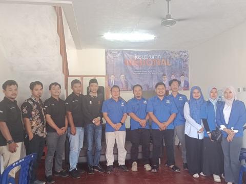 Anggota Bawaslu Kota Banjar, Wahidan di dampingi staf saat melaksanakan pengawasan PDPPB di Kantor Partai PAN (10/09/2026)