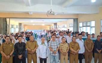 Foto bersama Ketua Bawaslu Kota Banjar, Rudi Ilham Ginanjar beserta seluruh peserta dan staf guru MAN Kota Banjar