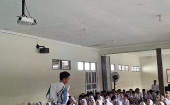 Kordiv HP2HM Kota Banjar saat menyampaikan literasi politik bagi pemilih pemula di SMKN 4 Kota Banjar