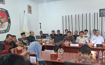 Anggota Bawaslu Kota Banjar, Wahidan saat memberikan masukan dan saran perbaikan kepada Kpu Kota Banjar pada pleno pemutakhiran data pemilih berkelanjutan triwulan I tahun 2026 