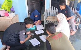 Staf Bawaslu Kota Banjar verifikasi langsung data pemilih untuk menyinkronkan data administratif dengan kondisi riil di lapangan