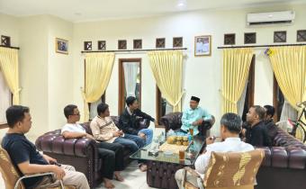 Anggota Bawaslu Kota Banjar Wahidan, memaparkan pentingnya literasi dan pendidikan politik saat konsolidasi demokrasi bersama Wakil Walikota Kota Banjar Dr. H. Supriana, M.Pd.. serta Ketua DPC Prima DMI, PC ISNU, serta Anggota Komisioner Baznas Kota Banjar