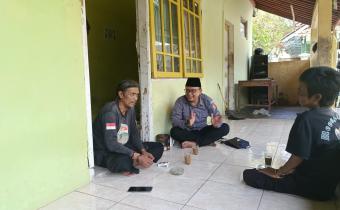 ketua bawaslu Kota Banjar Rudi Ilham Ginanjar saat berdiskusi dengan kelompok pegiat seni dan budaya Kota Banjar dalam memperkuat konsolidasi demokrasi 