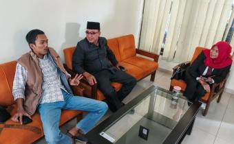 kordiv HP2HM Bawaslu Kota Banjar saat berdialog dengan anggota DPRD Kota Banjar