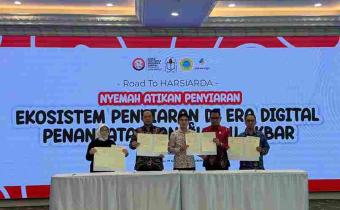 Ketua Bawaslu Provinsi Jawa Barat, H. Zacky Muhammad Zam Zam (kedua dari kiri), dan Ketua KPID Provinsi Jawa Barat, Dr. Adiyana Slamet, S.IP., M.Si. (kedua dari kanan), bersama sejumlah pimpinan lembaga mitra strategis menunjukkan dokumen Nota Kesepahaman (MoU) Akbar usai prosesi penandatanganan di Auditorium Lt. 17 Smart Building UNIKOM, Kota Bandung, Rabu (20/5/2026)