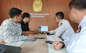 Staf Bawaslu Kota Banjar saat melaksanakan pencermatan pemutakhiran data partai politik berkelanjutan melalui Sipol KPU Kota Banjar (25/06/2026)