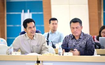 Koordinator Divisi Hukum dan Diklat Bawaslu Jabar Usep Agus Zawari (kanan) menyampaikan pokok pikiran kelembagaan dalam Rapat Dengar Pendapat (RDP) Komisi I DPRD Provinsi Jawa Barat di Aula Utama BPSDM Provinsi Jawa Barat, Kota Cimahi, Kamis (4/6/2026). Rapat dihadiri lintas instansi Pemprov Jabar dan BPS untuk mengevaluasi penurunan Indeks Demokrasi Indonesia (IDI) Jawa Barat.