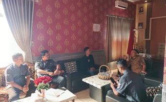 Kordiv HP2HM Kota Banjar wahidan di dampingi staf Bawaslu Kota Banjar saat melaksanakan koordinasi serta uji petik di Desa Raharja