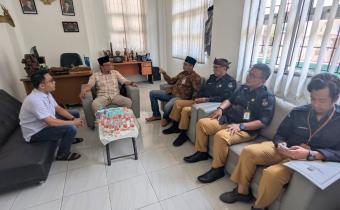 ketua dan anggota bawaslu, rudi ilham ginanjar dan solehan saat koordinasi dan konsolidasi data bersama KPU Kota Banjar bertempat di kantor Bawaslu Kota Banjar (24/06/2026)