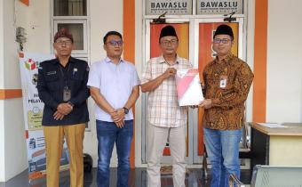 ketua bawaslu kota banjar Rudi ilham di dampingi Anggota Bawaslu kota banjar solehan saat menyampaikan surat imbauan PDPB TW II tahun 2026 (24/06/2026)