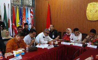 Anggota Bawaslu Kota Banjar, Solehan saat memberikan masukan dan tanggapan pada Pleno Terbuka Rekapitulasi PDPB TW II Tahun 2026 (1/07/2026)