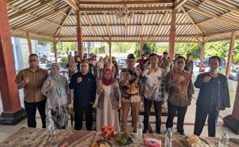 Koordinator Divisi Pencegahan dan Partisipasi Masyarakat, Hj. Nuryamah, S.E.I., M.H. di dampingi oleh Ketua dan Anggota Bawaslu Kota Banjar saat sesi foto bersama dengan peserta P2P Bawaslu Kota Banjar (16/07/2026)