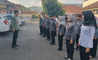 Kordiv HP2HM Wahidan saat menyampaikan amanat apel senin pagi