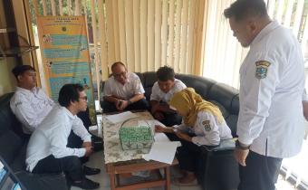Staf Bawaslu Kota Banjar saat melakukan sanding data uji petik di Desa Jajawar (30/07/2026)