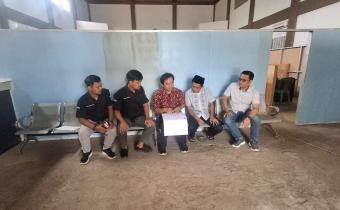 Anggota Bawaslu Kota Banjar, Solehan di dampingi staf teknis saat melaksanakan uji petik PDPB di Desa Binangun (30/07/2026)