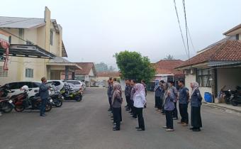Ketua Bawaslu Kota Banjar, Rudi Ilham Ginanjar saat memberikan amanat pada apel senin pagi (3/08/2026)