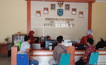 Anggota Bawaslu Kota Banjar Solehan di dampingi staf teknis saat uji petik PDPB di deesa Sukamukti (30/07/2026)