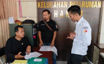 Anggota Bawaslu Kota Banjar, Wahidan di dampingi staf saat melaksanakan sanding data pemilih berkelanjutan melalui metode uji petik di kelurahan Pataruman (30/07/2026)