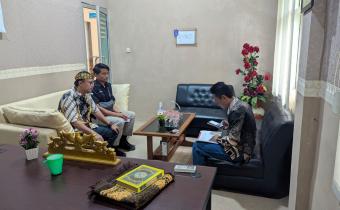 Ketua Bawaslu Kota Banjar, Rudi Ilham Ginanjar beserta staf saat melaksanakan sanding data pemilih berkelanjutan di Kelurahan Cibeureum (30/06/2027)