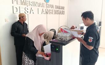 Staf Bawaslu Kota Banjar saat melaksanakan uji petik data pemilih berkelanjutan di Desa Langensari (27/09/20260