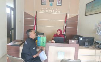 Staf Bawaslu Kota Banjar saat melaksanakan uji petik data pemilih berkelanjutan di Kelurahan Muktisari (27/08/2026)