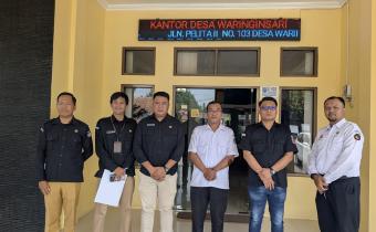 Anggota Bawaslu Kota Banjar, Solehan beserta Staf saat mengawasi Coktas KPU Di Desa Waringinsari