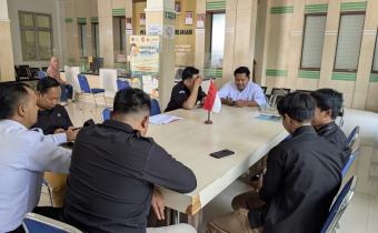Anggota Bawaslu, Solehan beserta Staf saat mengawasi proses coktas PDPB KPU di Desa Rejasari