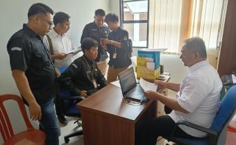 Anggota Bawaslu, Solehan beserta Staf saat mengawasi proses coktas PDPB KPU di Desa Langensari