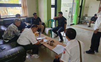 Anggota Bawaslu Kota Banjar, Solehan di dampingi staf teknis saat mengawasi Coktas Kpu Di Kelurahan Muktisari