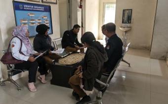 Staf Bawaslu Kota Banjar saat mengawasi coktas KPU di Kelurahan Karangpanimbal