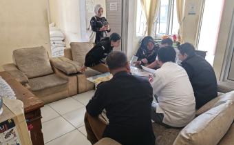 Ketua Bawaslu Kota Banjar, Rudi Ilham beserta staf saat mengawasi proses Coktas KPU di Kelurahan Purwaharja