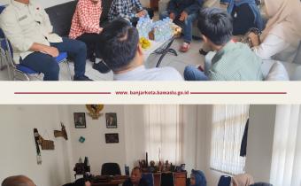 Pimpinan Bawaslu RI, Totok Hariyono dan Lolly Suhenty, didampingi Anggota Bawaslu Provinsi Jawa Barat, Fereddy dan Muamarullah saat melaksanakan monitoring dan supervisi di kantor Bawaslu Kota Banjar