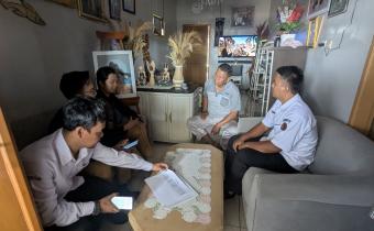 Staf Bawaslu kota Banjar saat mengawasi Coktas KPU di tempat tinggal pemilih di wilayah Kelurahan Banjar (2/09/2026)