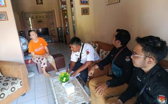 Staf Bawaslu kota Banjar saat mengawasi Coktas KPU di tempat tinggal pemilih di wilayah Kelurahan Mekarsari (2/09/2026)