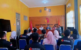 Pimpinan Bawaslu RI, Totok Hariyono dan Lolly Suhenty, didampingi Anggota Bawaslu Provinsi Jawa Barat, Fereddy dan Muamarullah saat memberikan pengarahan kepada seluruh Staf Kesekretariatan Bawaslu Kota Banjar (03/09/2026)