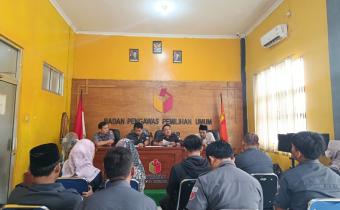 Pimpinan Bawaslu Kota Banjar dan seluruh Staf Kesekretariatan saat menggelar Kajian Demokrasi dan Pemilu (07/09/2026)