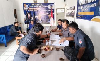 Anggota Bawaslu Kota Banjar, Solehan di dampingi staf saat melaksanakn pengawasan PDPPB Partai Nasdem (7/09/2026)