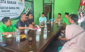 Anggota Bawaslu Kota Banjar, Solehan dan Wahidan beserta Staf saat melaksanakan pengawasan PDPPB di Kantor Partai PKB (07/09/2026)