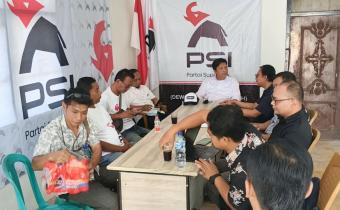 Ketua Bawaslu Kota Banjar, Rudi Ilham Ginanjar di dampingi Staf saat melaksanakan pengawasan PDPPB di Kantor Partai PSI (10/09/2026)