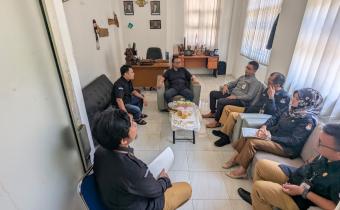 Pimpinan Bawaslu Kota Banjar, Rudi Ilham Ginanjar beserta Solehan saat menerima kunjungan koordinasi dari KPU Kota BAnjar (16/09/2026)