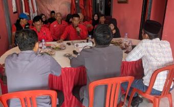 Anggota Bawaslu Kota Banjar, Wahidan dan Solehan saat mengawasi PDPPB di kantor Partai PDIP 